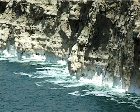 Shore of Dead Sea from Jordan side. Rocks are covered with white salt crystals Stock-Footage 120803931