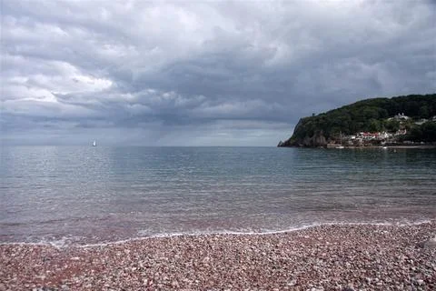 Shore of Oddicombe beach looking towards Babbacombe, Devon, UK Stockfoto's