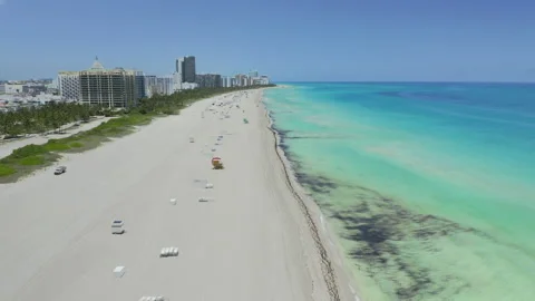 Shoreline of empty Miami Beach facing north and descending 動画素材 130328164