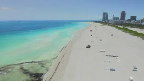 Shoreline of empty Miami Beach facing south and tilting downward 動画素材 130328386