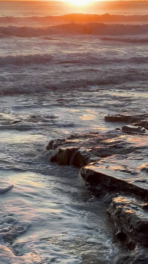 Shoreline Rock Platform with Waves Breaking at Sunrise Vidéo 301662489