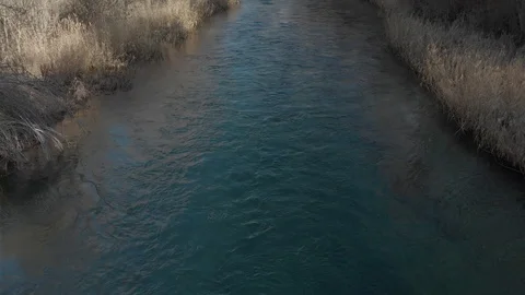 Short Aerial Pull Back Over River Flow Vídeos de archivo 103378754