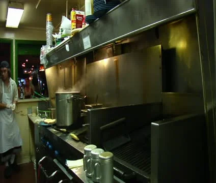Short cook working at grill 스톡 동영상 21586026