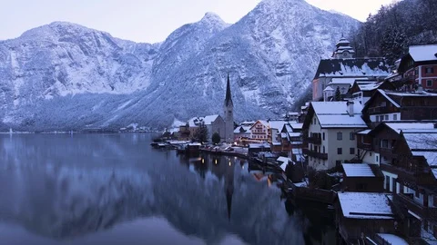 Short day to night time lapse view to the village of Hallstatt, Austria 库存影片 124909129