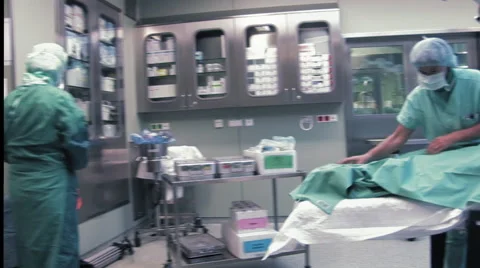 Short pan from operating table to doctor with surgical equipment Stock-Footage 67275325