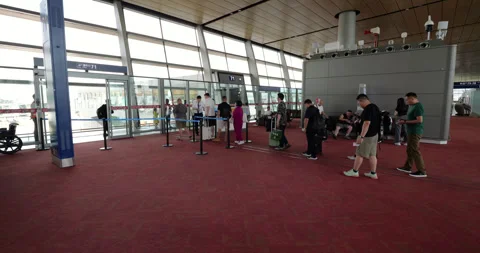 Short queue of people boarding plane at Kunming International Airport Видео 329626948
