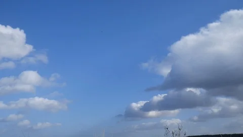 Short Time lapse Transition of Blue Sky and Clouds Stockbeeldmateriaal 97165683