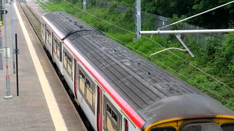 Short, two carriage passenger train leaving Treorchy station, overhead view. Stockbeeldmateriaal 313889675