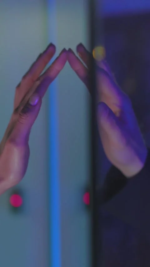 A short video explores introspection through light, glass, and mirrors Vídeo Stock 316523942