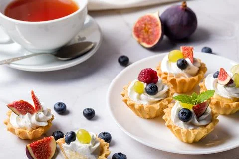 Shortbread fruit basket 库存照片