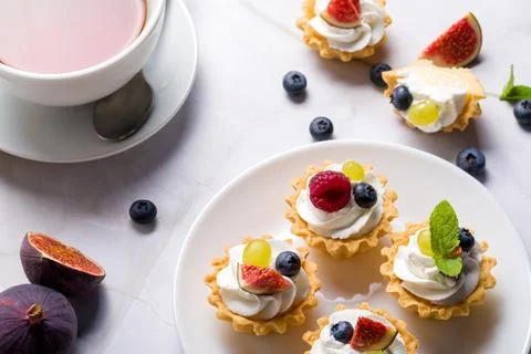 Shortbread fruit basket 스톡 사진