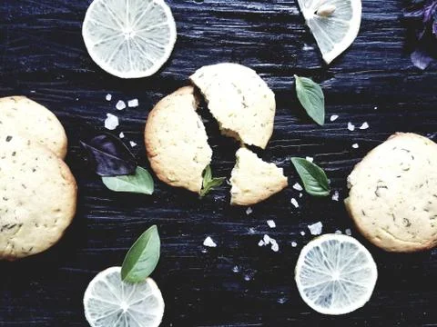 Shortbread Sable with lemon and basil 스톡 사진