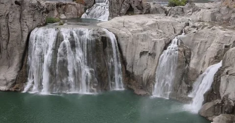 Shoshone Falls Cascading Over Basalt Cliffs Into Green River Pool in Idaho Gorge 스톡 동영상 346985281