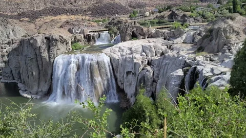Shoshone falls with shrubs in the foreground Stock-Footage 169327950