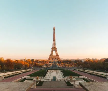 A shot of a beautiful Eiffel tower surrounded by parks and buildings under th Foto stock