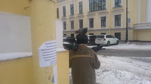 Shot from behind unknown man attract pigeons to sit on his shoulders to feed Stock Footage 292934420