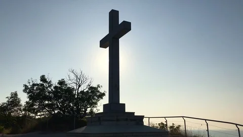 A shot of a cross in the sunset 스톡 동영상 112030476