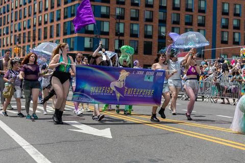Shot of a crowd with a poster dedicated to the 40th Annual Mermaid Parade on Con 库存照片