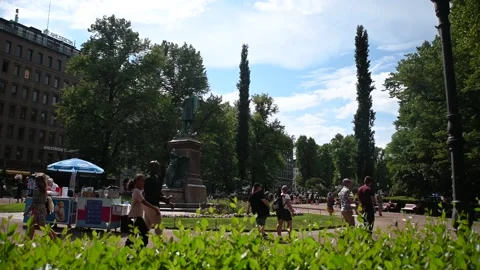 Shot of the Esplanadi in Helsinki 스톡 동영상 245381186