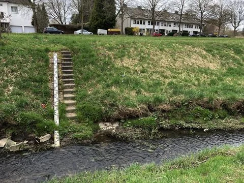 Shot of flood level meter on a stream in Bielefeld 스톡 사진