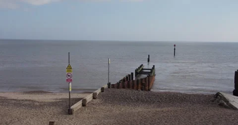 Shot of a Groynes on Corton beach Vídeos de archivo 341065126