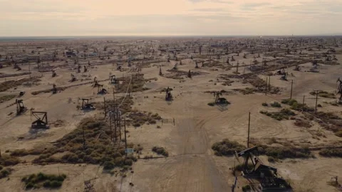 Shot of Huge Oil Fields in Central California Kern County California Stockbeeldmateriaal 221726080