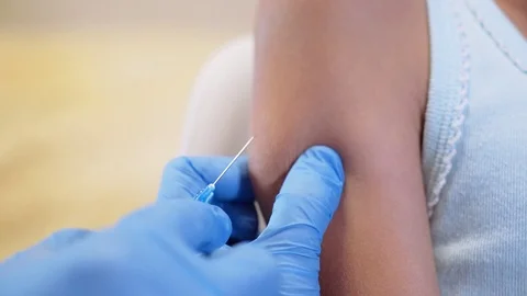 Shot of human hands making an injection with a syringe Video stock 96743267