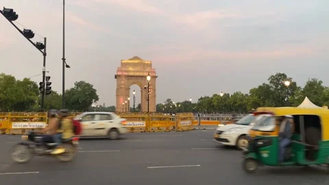 A Shot of India Gate with Traffic going in front of India gate in New Delhi Video stock 247430357