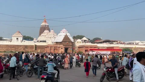 Shot of Jagannath Temple with lots of devotees during daytime in Puri, India. 스톡 동영상 304648874