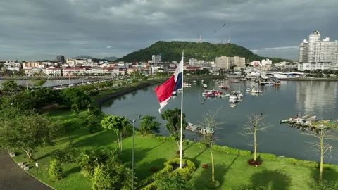 Shot a large Panama flag waving in the wind, with some buildings in the Vídeo Stock 267394331