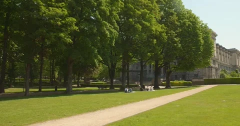 Shot of lush green Parc du Cinquantenaire or Park of the Fiftieth Stockbeeldmateriaal 244689042