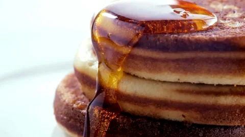Shot of maple syrup pouring onto stack of tasty pancake. Stock-Footage 336589016