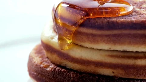 Shot of maple syrup pouring onto stack of tasty pancake. Vídeo Stock 336589039