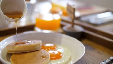 Shot of maple syrup pouring onto stack of tasty pancake. Stock-Footage 336589060