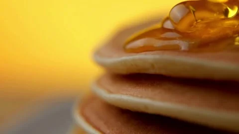 Shot of maple syrup pouring onto stack of tasty pancake. Stock-Footage 336589203
