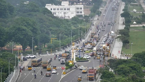 Shot of moving traffic at busy crossroads during rush hour, Chennai, India Vidéo 123779241