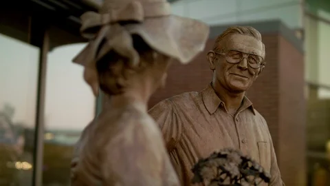 SHOT PANNING RIGHT OF ELDERLY COUPLE STATUE Stock Footage 105413762