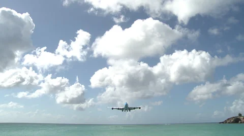 Shot of a Plane flying above over the Carribean Sea 스톡 동영상 33466764