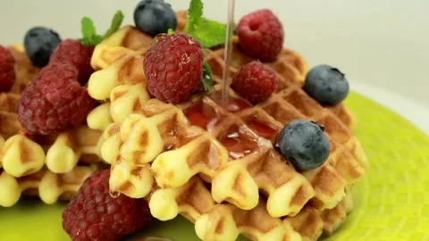 Shot of Pouring maple Syrup Onto waffle With mix Berries. Vídeo Stock 336589395