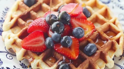 Shot of Pouring maple Syrup Onto waffle With mix Berries. Stock-Footage 336589400