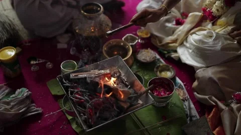 A shot of pyre burning at an Indian wedding for rituals in New Delhi, India Stock Footage 208928154