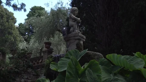 Shot of a small statue in the middle of nature (4k). Video stock 79037704