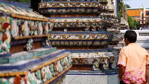 Shot of tourism exploring the temple 動画素材 101212926