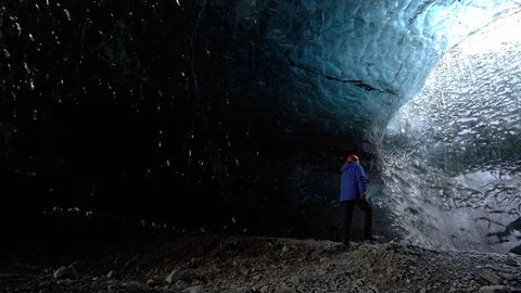 Shot of tourists walking inside the ice cave in Breidamerkurjokull, Iceland Video stock 120476344