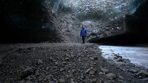 Shot of tourists walking inside the ice cave in Breidamerkurjokull, Iceland Video stock 120476401