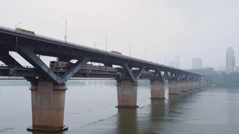 Shot of train moving through Cheongdam Bridge across Han River Video stock 123262049