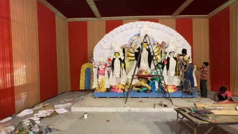 A Shot of Workers Decorating Durga Puja Pandal with Idols in India 動画素材 332106740