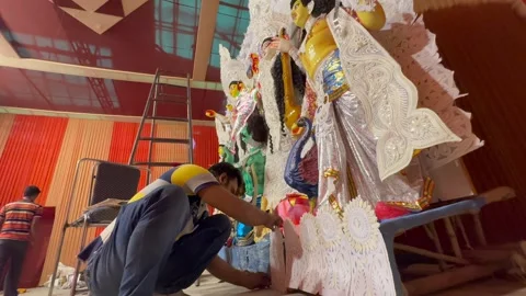 A Shot of Workers Decorating Durga Puja Pandal with Idols in India 動画素材 332106782