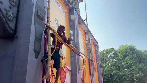 A Shot of Workers Decorating Durga Puja Pandal with Idols in India 스톡 동영상 332106839