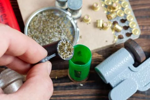 Shotgun shells reloading process with special reload equipment. Powder, bulle Foto stock